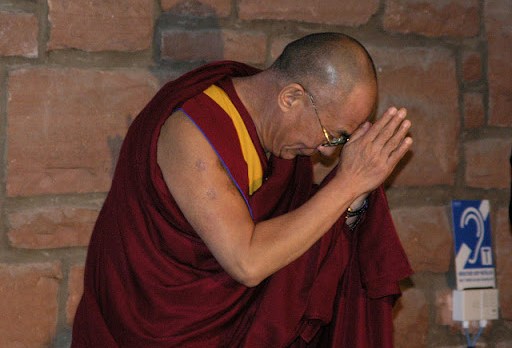 Dalai Lama meditando