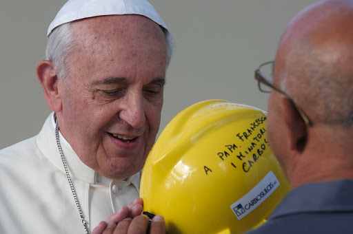 Pope Francis with the workers in Sardinia &#8211; es