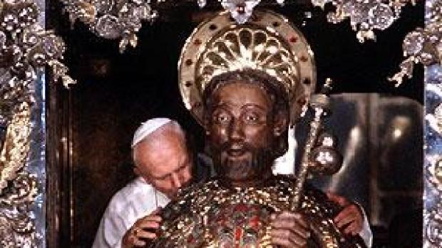 Juan Pablo II besa imagen de Santiago apostol