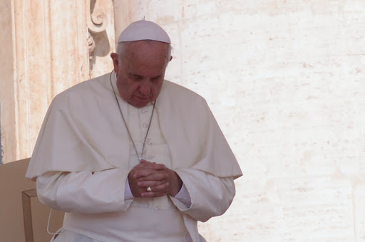 Pope Francis praying 2 &#8211; es