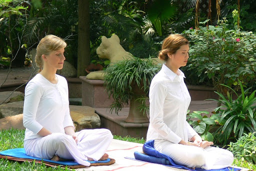 Mujeres meditando