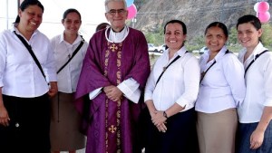 Hermanas Misioneras de la Misericordia con Mons Fernando Castro Aguayo