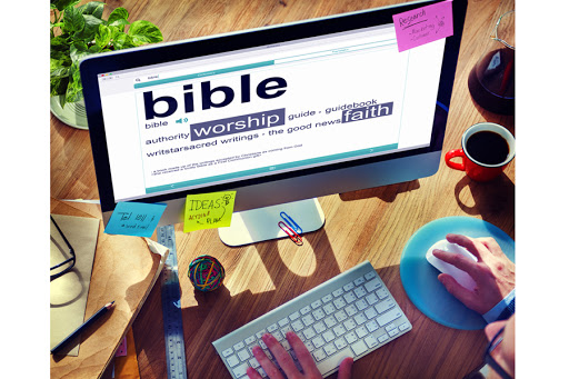 Man reading the definition of Bible © Rawpixel / Shutterstock &#8211; es