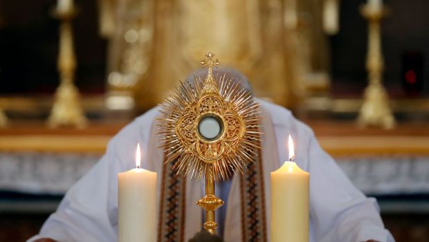 Adoración a la sagrada Eucaristía