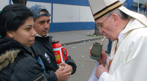 El cardenal Bergoglio, actual papa Francisco, toma mate con fieles de Buenos Aires, en 2009