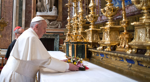 El papa Francisco lleva flores a Santa María la Mayor