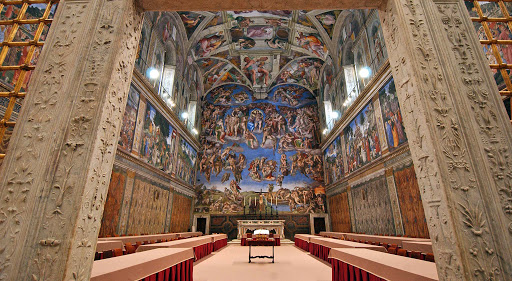 The sistine chapel with Michelangelo&#8217;s fresco &#8211; es