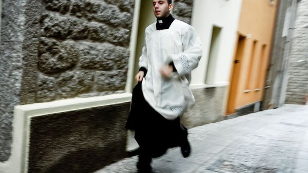 WEB-PRIEST-RUNNING-LATE-MASS-aleazzo-CC