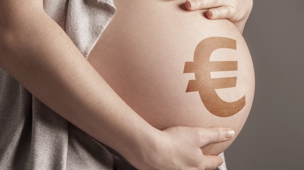 web-money-buy-euro-pregnant-woman-shutterstock_243259633-anton-watman-ai.jpg