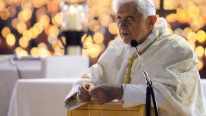 web-pope-bemedict-praying-rosary-000_par3233990-pierre-philippe-marcou-afp-ai.jpg