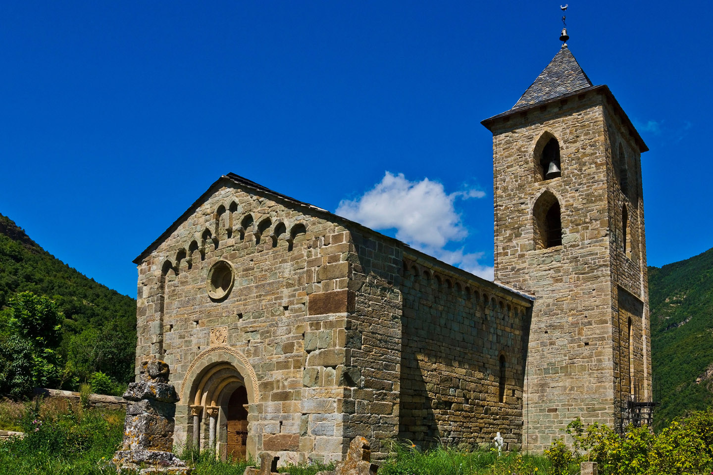En el Valle de Boí (Lérida), hay ocho iglesias (las de Sant Climent y Santa Maria de Taüll y las de Coll, Barruera, Durro, Boí, Erill la Vall y Cardet) y una ermita (Sant Quirc).