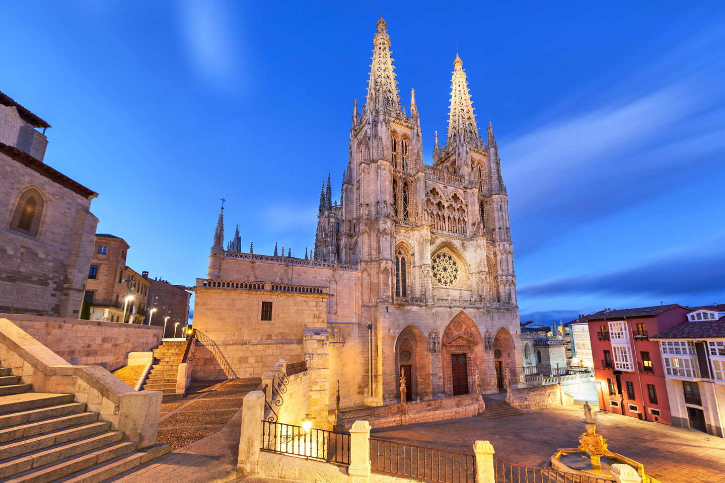 La Catedral de Santa María de Burgos comenzó a construirse en el siglo XIII (año 1221), al mismo tiempo que la de las grandes catedrales francesas de la región de París, y finalizó en el siglo XV. En ella se halla la tumba del Cid. 