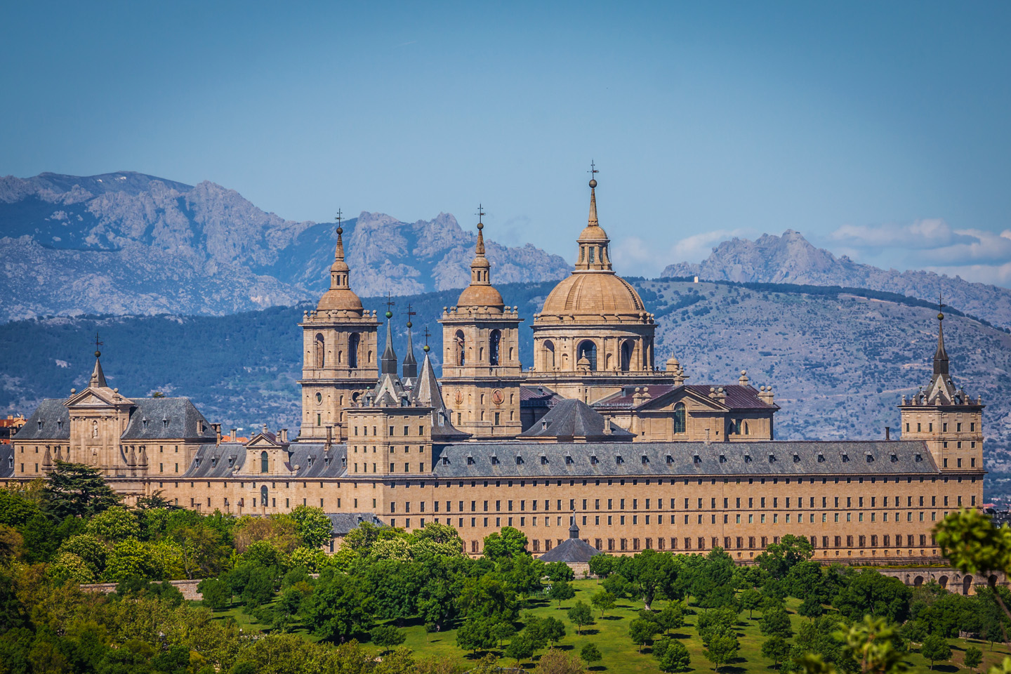 Felipe II ordenó levantar el Real Monasterio de San Lorenzo de El Escorial para acoger los restos mortales de su padre, Carlos V. 