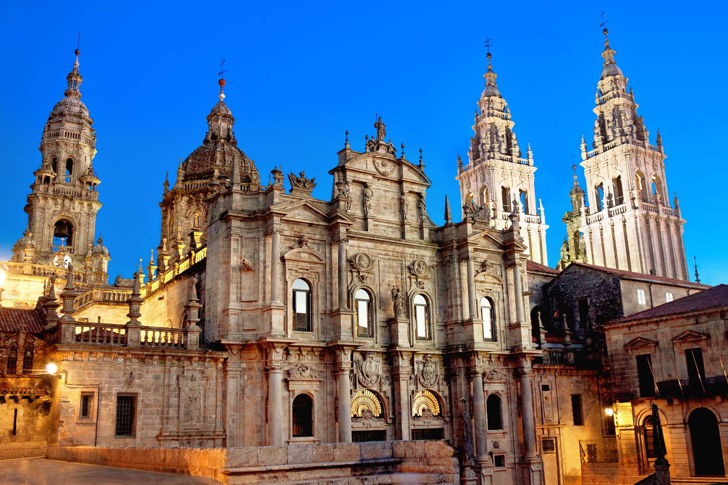 En plena Plaza del Obradoiro, la Catedral de Santiago es una de las cumbres del arte ibérico, con su famoso Pórtico de la Gloria.