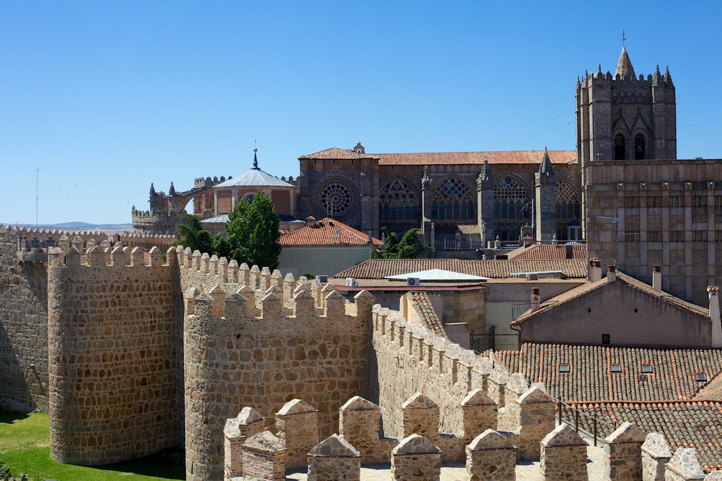 Ávila, su Catedral de San Salvador y edificios como la Casa de los Dávila, el Convento de Santa Teresa, y las iglesias extramuros, todas ellas forman parte del Patrimonio de la Humanidad.