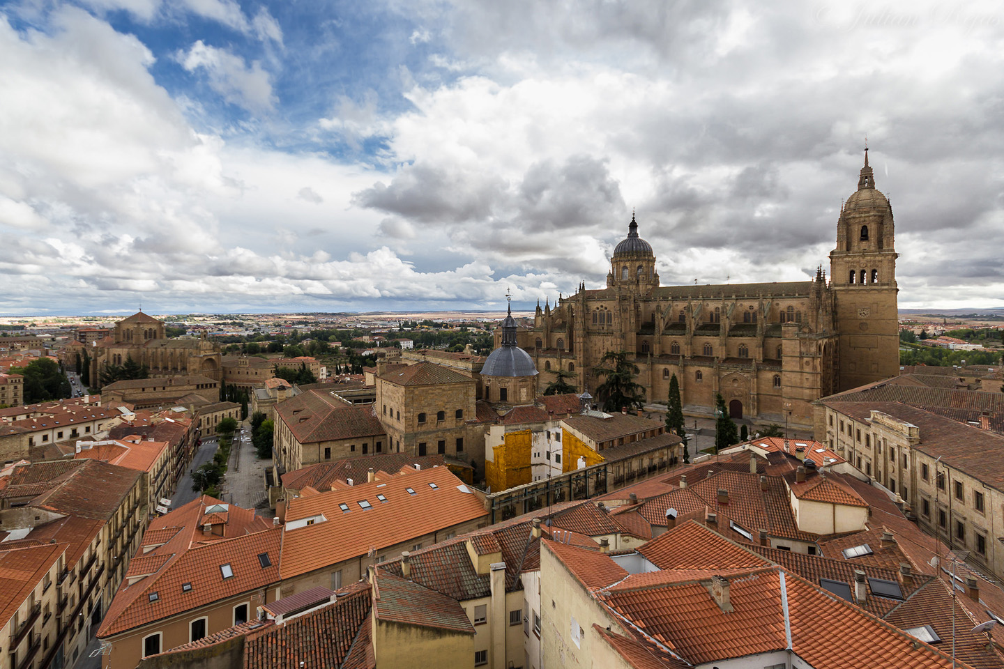 La Plaza Mayor y las catedrales de Salamanca (Vieja y Nueva). 