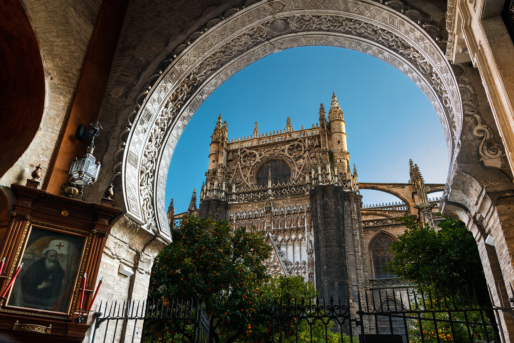 En Sevilla, se encuentra el triángulo conformado por la Catedral, el Alcázar y el Archivo de Indias. 