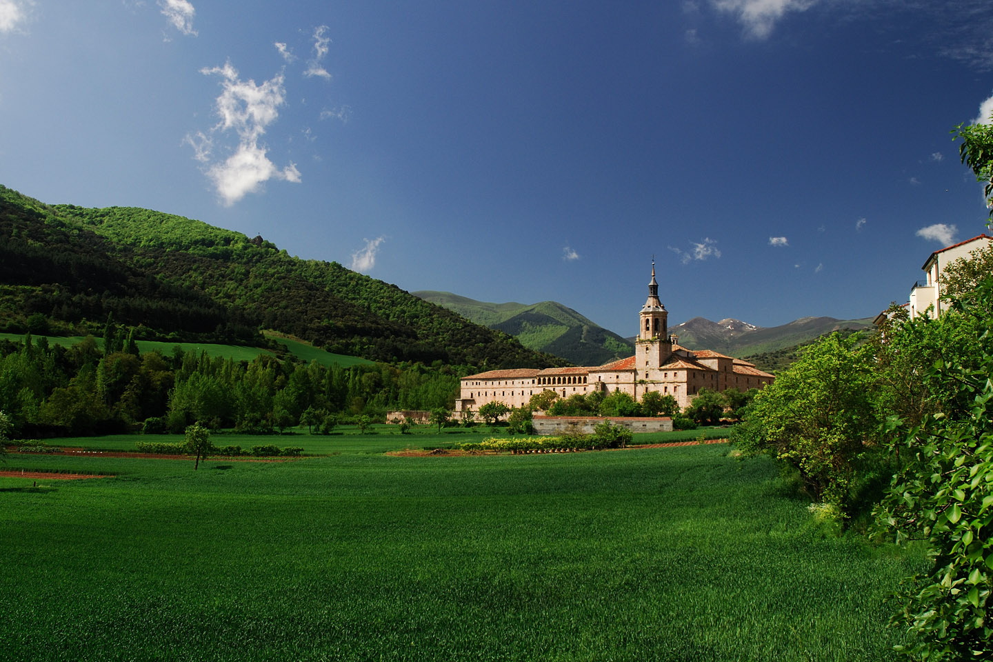 El Monasterio de Suso, en la montaña, mezcla los estilos románico y mozárabe, mientras que el de Yuso acoge las reliquias de San Millán de la Cogolla