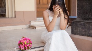 web-wedding-bride-sad-cry-church-shutterstock_201733637-antoniodiaz-ai.jpg