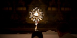 Oración para hacer reparación ante Cristo Eucaristía