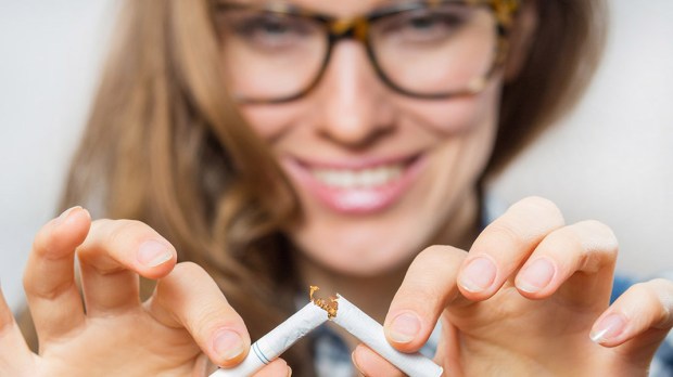 WEB3-WOMAN-BREAK-SMOKE-CIGARETTE-Shutterstock_281101001- PEPPERSMINT-AI