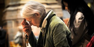 La señal de la cruz hecha de tres formas distintas
