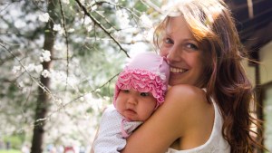 WEB3-MOTHER-DAUGHTER-YOUNG-SMILE-OUTDOOR-SUNLIGHT-Alena-Getman-CC