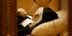 El cuerpo intacto de Santa Bernardita: Lo que dijeron los médicos al verlo