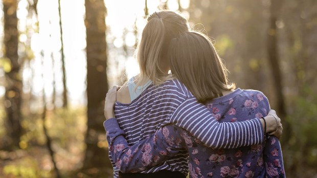 WEB3 FRIENDS FOREST BACK VIEW WOMEN TOGETHER SUPPORT FRIENDSHIP Shutterstock