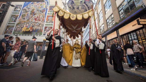 WEB3-PHOTO-OF-THE-DAY-CORPUS-CHRISTI-LONDON-2017-Mazur-catholicnews.org.uk
