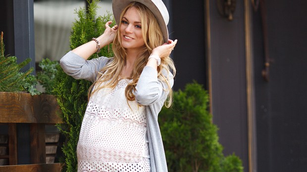 WEB3-PREGNANT-FASHION-STYLE-HAT-BEAUTIFUL-WOMAN-Shutterstock