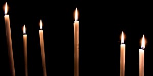 ¿Por qué los católicos encienden velas a los santos?