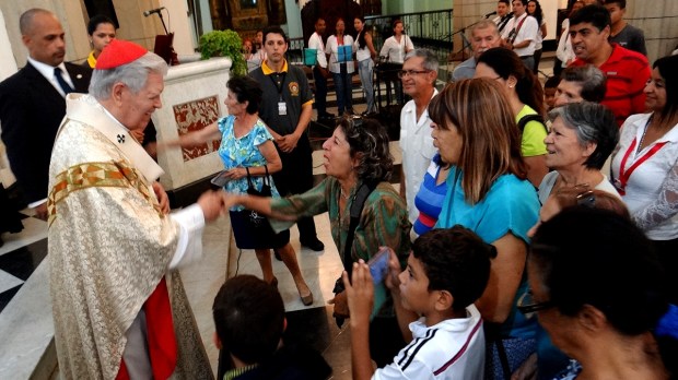 El Cardenal Urosa salud a feligreses de caracas durante la misa de este domingo 13 de agosto &#8211; Fotos @GuardianCatolic