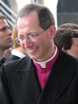 Msgr_Guido_Marini_-_2008-05-18_-_Visita_di_Papa_Benedetto_XVI_a_Genova,jpg