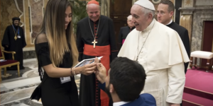 Una original petición de mano… ¡delante de Papa Francisco!