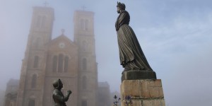 Las impactantes apariciones de la Virgen en La Salette