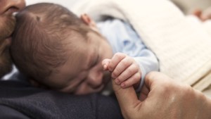 Comment les pères peuvent-ils aider la jeune maman après l’arrivée du bébé ?