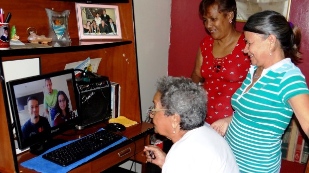 Familias venezolanas se comunican por Internet el Día de Reyes