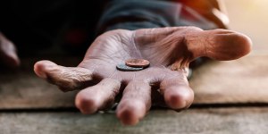 ¿Cómo debemos comportarnos cuando nos piden limosna?