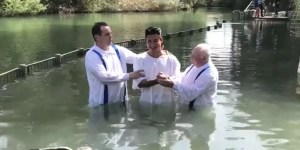 Mario López, AC Slater de «Salvados por la Campana», se bautiza en el río Jordán (VIDEO)