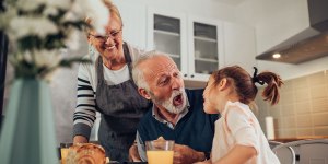 Reza por tus abuelos para celebrar su día con esta oración