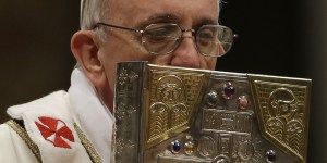 Papa Francisco lanza Motu Propio: Necesitamos leer la Biblia, si no el corazón enfría