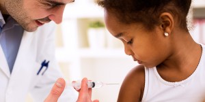 ¿Qué ventajas e inconvenientes tiene la vacunación contra la COVID-19 en niños?
