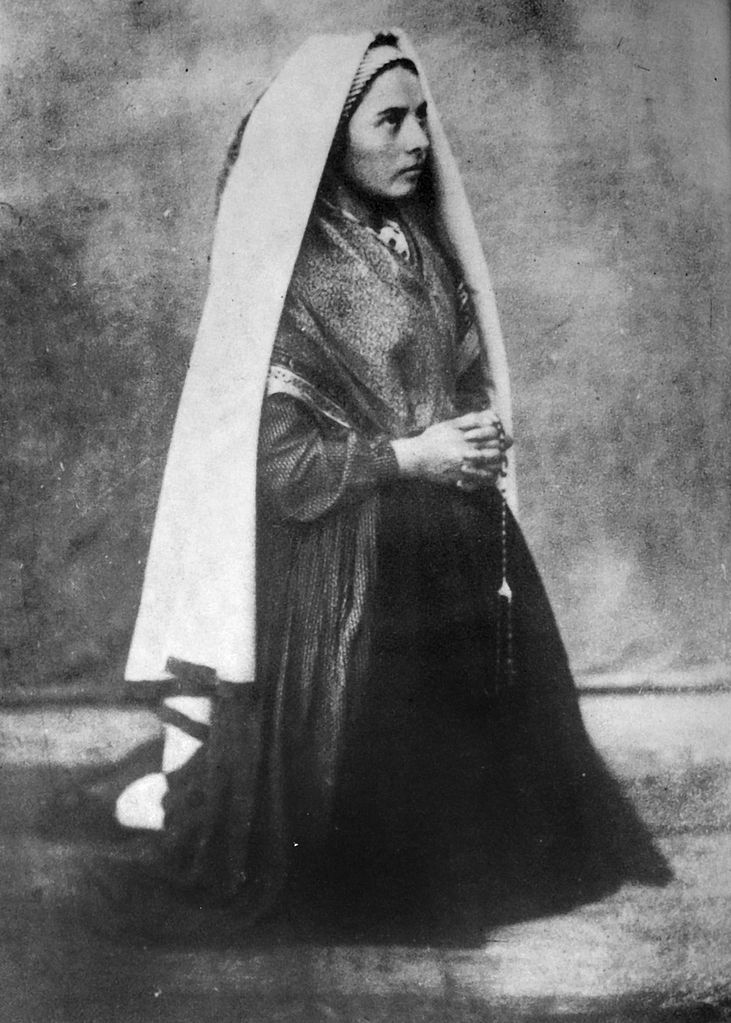 731px-Bernadette_Soubirous_en_1861_photo_Bernadou_4