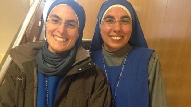 La sonrisa de la hermana Myriam Yeshua, a la derecha