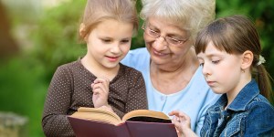Abracen a sus abuelos, dice el Papa a los jóvenes