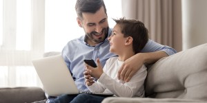 ¿Quieres proteger a tu hijo? Apaga tu celular y pasa un rato con él