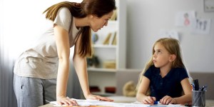 Padres controladores, hijos sin autoestima y poco resolutivos