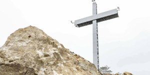 La nueva cruz de 25 metros de altura que bendice a Ecuador
