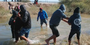«Joven samaritano» ayuda a anciana y cruzan el Río Grande huyendo de la crisis de Venezuela